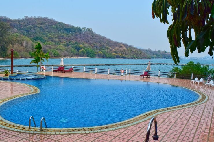 view-swimming-pool-sea_